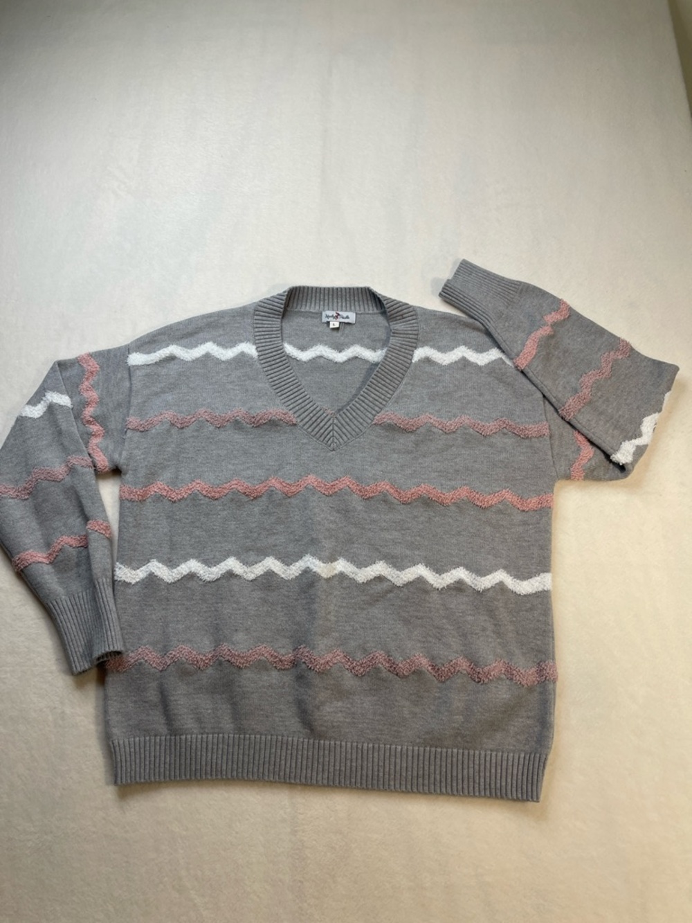 PERFECTLY PRISCILLA Classic Gray V-Neck Sweater with Pink & White Zigzag SIZE L